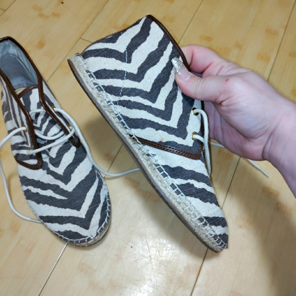 🔥Michael Kors🔥 size 7 canvas and leather Zebra stripe shoes!